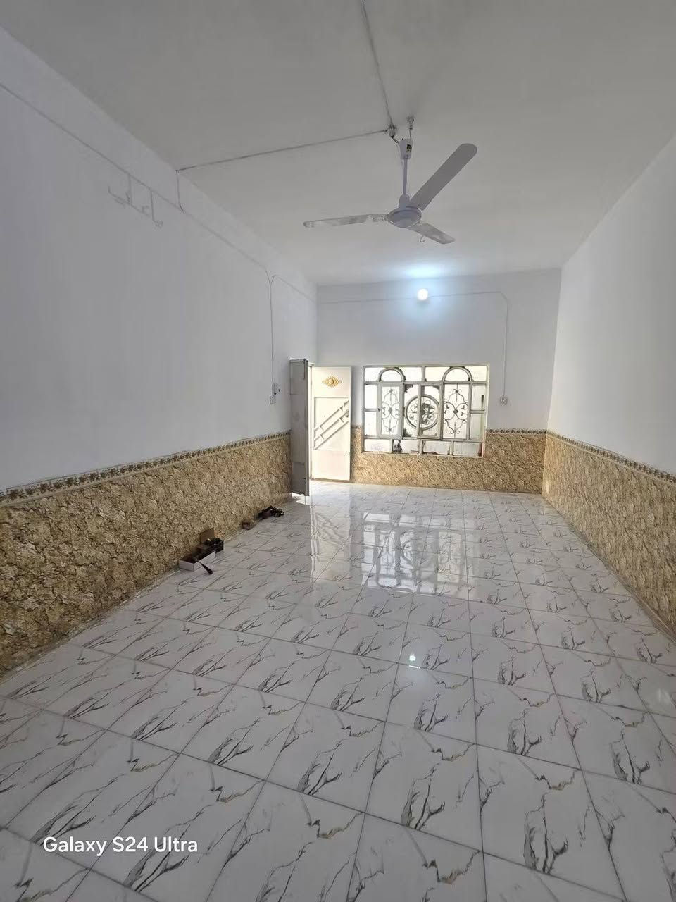 بيت لبيع بشارع المطار القديم المساحه ١٥٠متر الساس كونكريت السكف عكاده البناء بلوك يحتوي على غرف ٢ وصاله ومطبخ وستقبال ومكشوفه وصحيات وطارمه السعر ٣٤ وبي مجال قليل  للستفسار ***********
