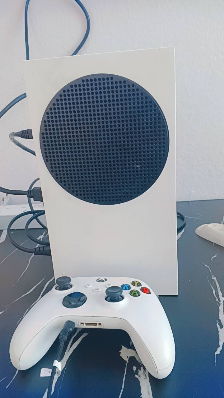 سيريس اس اصدار 2023 جهاز لوك ستيكر كارتونتا موجوده جهاز نضيف وماطافيه عليه كهرباء الجوستك مال نضيف وما مفتوح بي حساب كيم باس شهر السعر 335 الف
*********** واتساب واتصال
