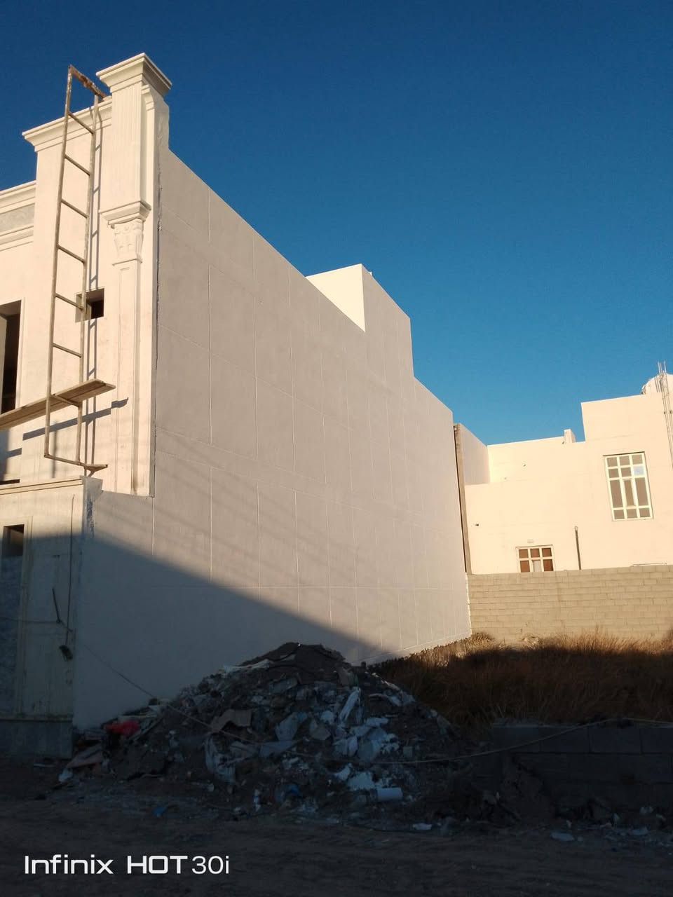 السلام عليكم ورحمه الله وبركاته مستعدون لكافه الاصباغ والديكورات داخل وخارج والاسطوح اليوبابسي يوجد لدينا كادر كامل من كل شيء العنوان الرمادي شارع 20 واسعار مناسبه جدا رقم الهاتف*********** اخوكم الصباغ عقيل ابو شيماء
