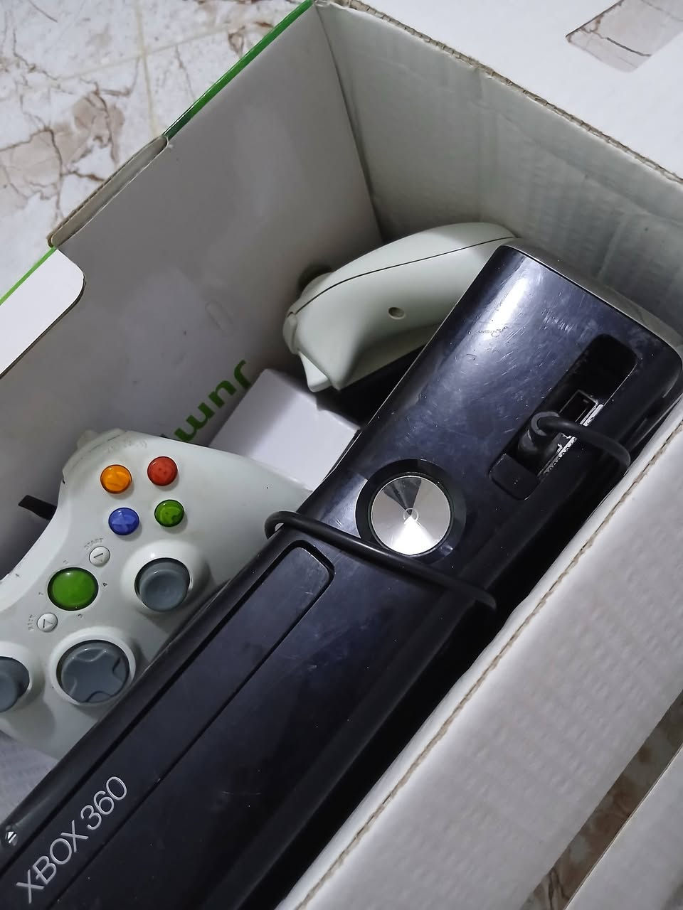 إكس بوكس 360 (Xbox 360)
• الحالة: فول نظافه مستعمل فقط شهرواحد.
• الملحقات كامله مع جوستك عدد 2 لاسلكي. 
• المساحة: 250 جيجابايت.
• الألعاب: يحتوي على 200 لعبة.
مراسله عَ واتساب ***********
