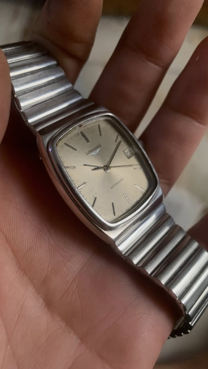 لونجين اوتماتيك 25 حجر كل شيء فيها بلادي على وضع الشركة مكان بغداد غير متوفر توصيل السعر 545 الف
او مراوس بايفون


**إذا كنت صاحب هذا الإعلان وتريد حذفه لأي سبب، رجاءا أرسل رسالة إلى الدعم الفني**