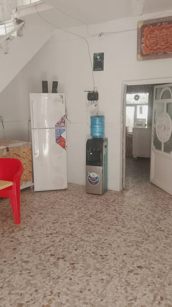 السلام عليكم بيت طابقين البيع 100م بحي العسكري شرع 30 يتكون من ثلاثة غرف نوم وصاله وستقبال ومطبخ و صحيات الاستفسار على هذا رقم *********** الاحد يجي خاص فقط تتصل على هذا رقم ***********
