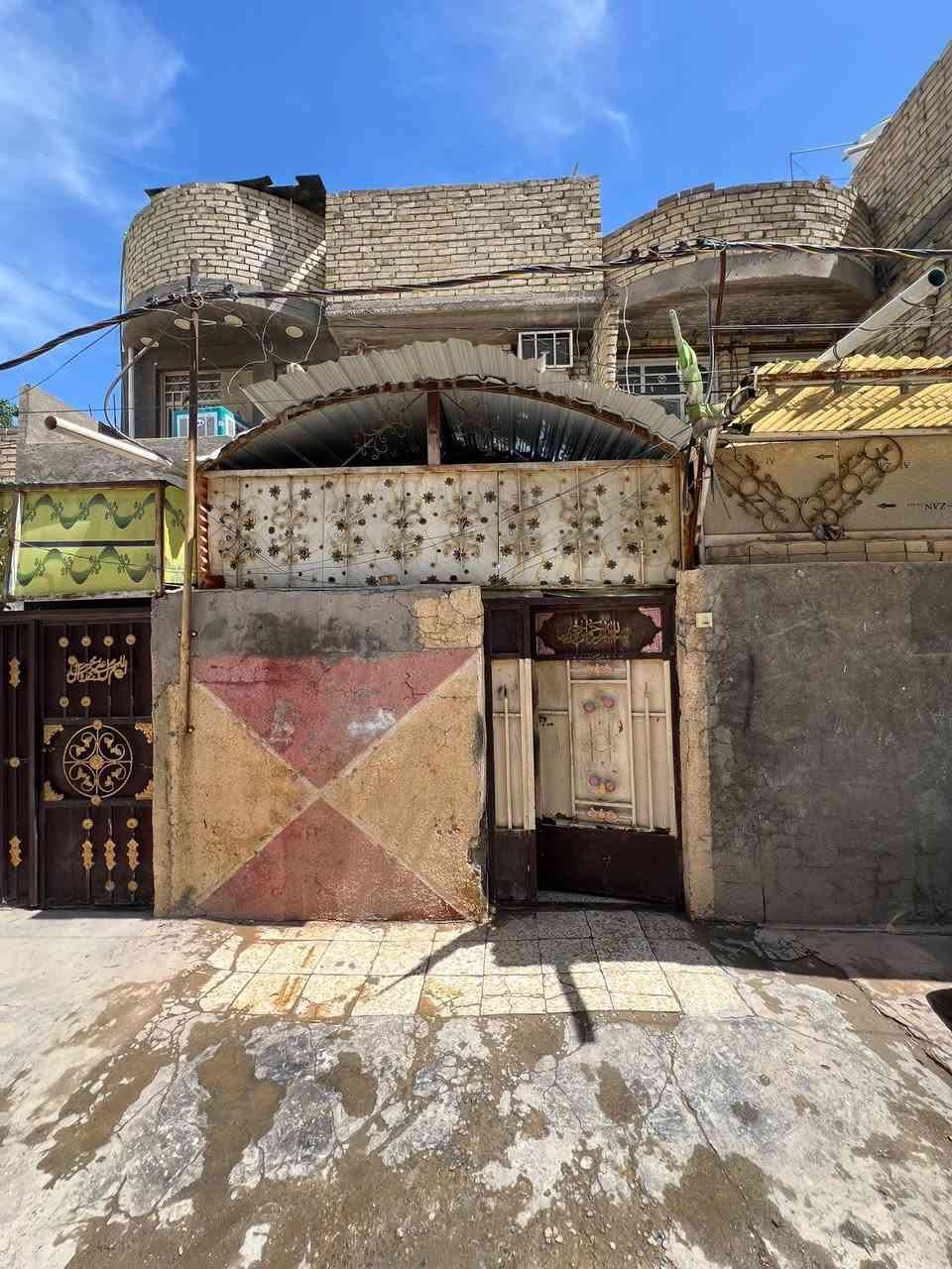 دار للبيع في الشعب قرب مستشفى الزهراء الاهلي نهاية الفورتات البيت طابو صرف المساحة 78 متر يصير فرع مغلق الاستفسار علئ الرقم ***********
