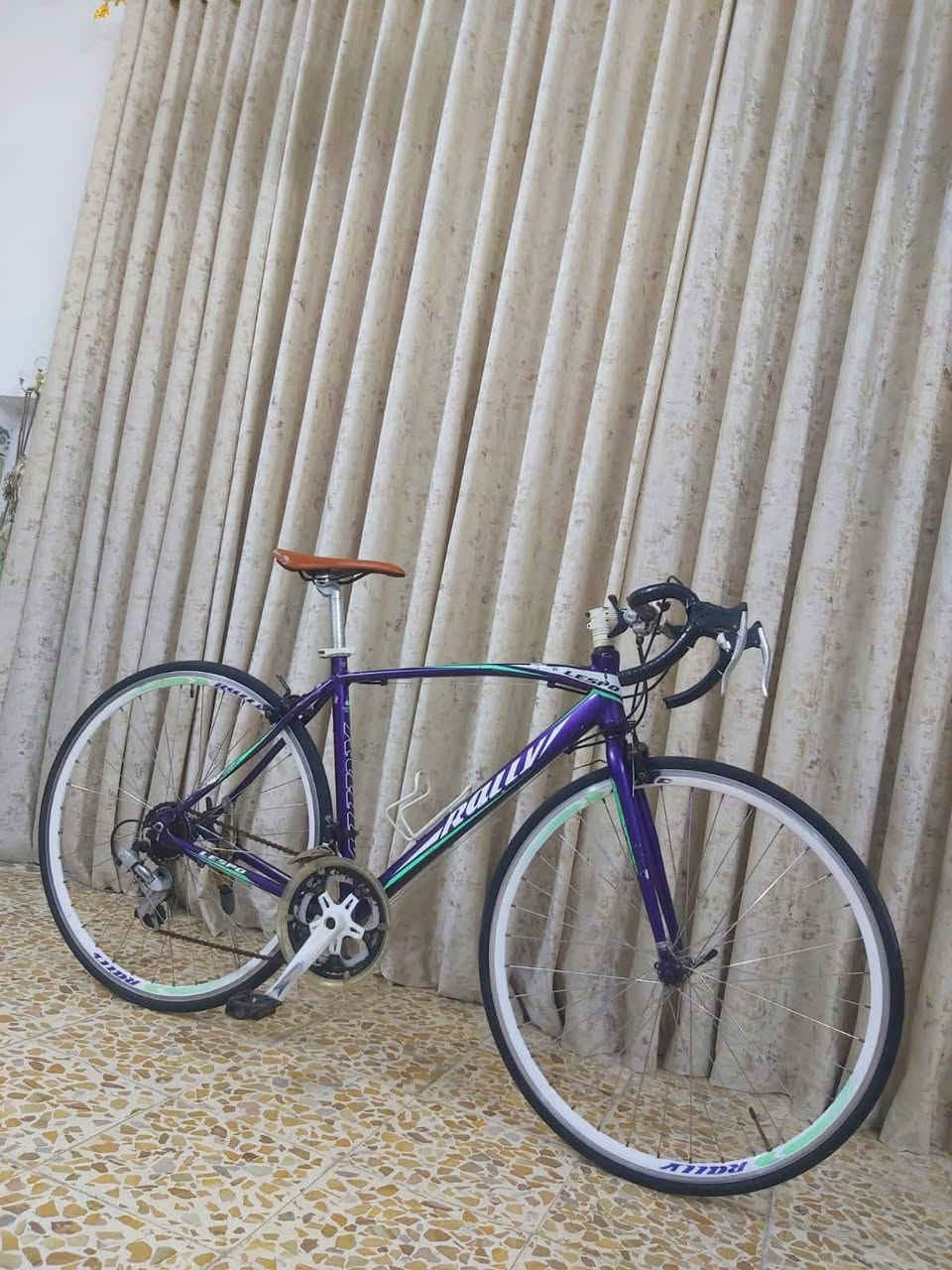 دراجة رود ماركة RALLY ياباني لشة مضلعة نظافة 93/% وضع رمبة 

معدن فول المنيوم 
                         سستم شيمانو كامل 
                                                    دشالي 2امامي 7خلفي 

نظام الويالة كمبليون 
                           الدراجة جاهزة من كلشي بدون اي نقص

السعر 120الف وبي مجال 

((العنوان/بغداد/البلديات)) رقم الهاتف ***********
