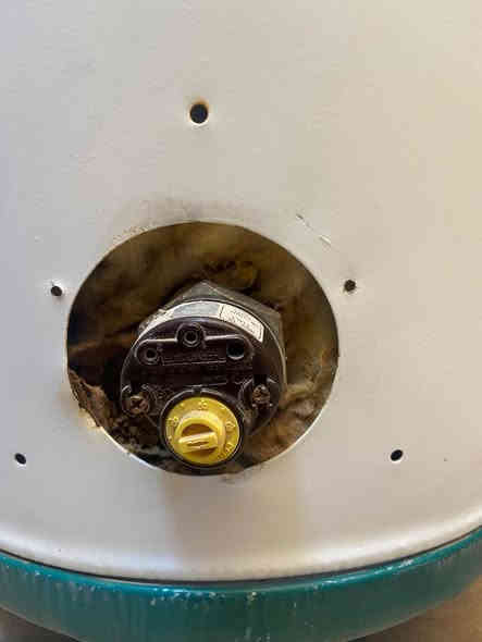 السلام عليكم؛
من بعد اذن اصحاب الگروب المحترمون ؛
اعرض للبيع گيزر الطحان، مستعمل لسنتين اواكثر بقليل!! 
الگيزر يحتاج لحيم ( زرف صغير بالبويلر ) بسبب الضغط والماء الساخن عدا ذلك الگيزر بحالة جيده ( الهيتر، الثرموستات، گيج الحراره)
الگيزر  160 لتر…
مكان الگيزر : حلة / حي الحسين
السعر :   ( ٦٠ الف دينار ) 
☎️ ***********
