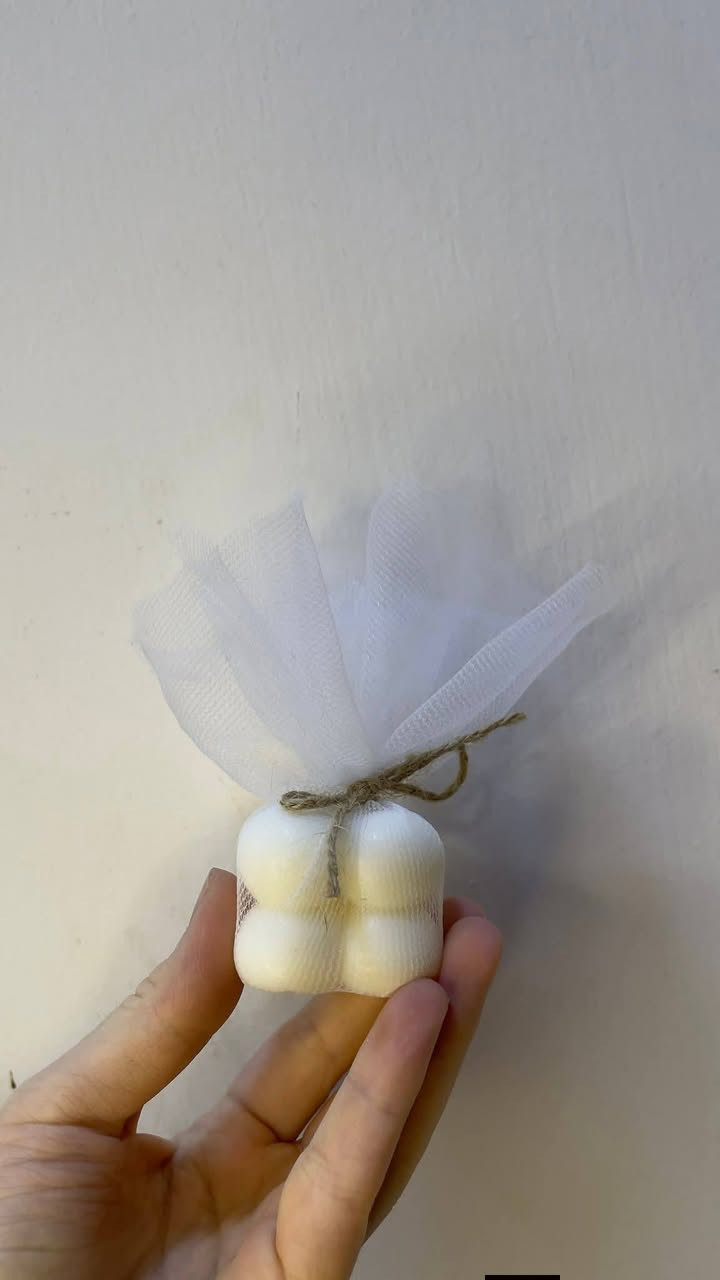 شموع لينار  🌟💫

 شموع معطرة على شكل وردة 💐🌸🌹

 بتفاصيل ناعمة ولمسة أنيقة🤗

 بتضيف جو دافئ وجميل لأي مكان💫 

🎁 مناسبة للتوزيعات – الهدايا – العزائم – الشركات
الشكل واللون والرائحة من اختياركم 

كل قطعة تنعمل بحب لحتى تكون مميزة وفريدة مثلكم🤗

  

 🚚 🚚التوصيل متوفر 

📩 استقبل استفساراتكم وطلباتكم على رسائل الصفحة 

#شموع
#توزيعات
#هدايا
#ديكور
#شموع_لينار
#فواحات


**إذا كنت صاحب هذا الإعلان وتريد حذفه لأي سبب، رجاءا أرسل رسالة إلى الدعم الفني**