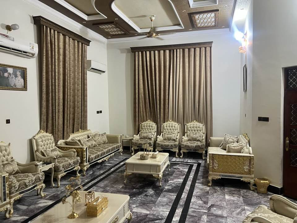 بيت كبير للبيع المساحة ٦٥٠ متر مربع طابو زراعي سند 25 تحويل مباشر 
الرمادي منطقة الجمعية بستان الشيخ محمد مناجد مقابل مطعم حجي زياد. قرب جامع اهل البيت عرض الشارع ١٥ متر  واجهة البيت ٢٥ متر 
للاستفسار ***********.
