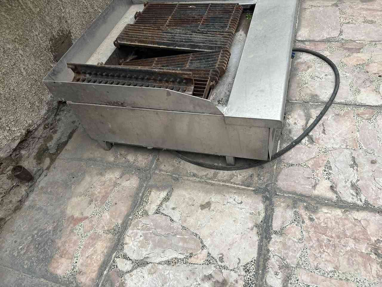 شوايه بركر نضيفه مسخدمه قليل
الاسكان شارع مستشفى الطفل 
السعر ٢٢٥ وبيه مجال قليل 
التصال : ***********
