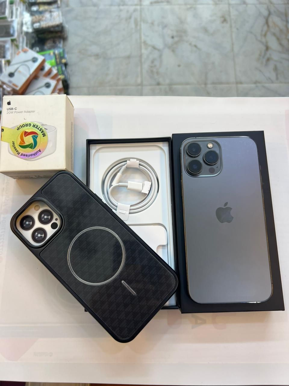 ايفون 13 برو ماكس 256 ذاكرة 
بطارية 95‎%‎
نضافة 100‎%‎
كامل ملحقات الاصلية شركة ماستر اصلي وبيه ضمان شرط الفحص 
استخدام قليل
السعر مناسب
***********
العنوان القطاع شارع السوك مجاور عوينات الكرار 
مركز الشمس
