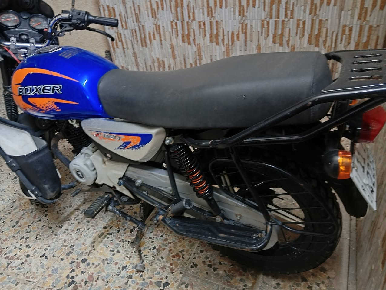 السلام عليكم حبايب  
بوكسر البيع مشتغله قليل  هسه اريد ابيعه  مرقم 
دراجة نضيفه سنويه بسمي ثاني يوم اديرك 
سعر 1800والله نضيفه  ياخذه بعافيه 
مكان دراجه الدولعي  حريه *********** 🌹🌹
