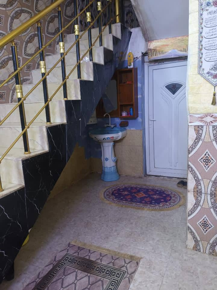 🏡 بيت للبيع – طابقين – طابو صرف
🔹 نوع العقار: طابو صرف
🔹 سنة البناء: 2019
🔹 البناء: طابوق كونكريت مسلح
♦️ تفاصيل البيت:
🔸 الطابق الأول: ✅ غرفة
✅ صالة
✅ استقبال
✅ مطبخ
✅ مجمع صحيات + مناور عدد (2)
🔸 الطابق الثاني: ✅ غرفتان
✅ صالة
✅ مخزن
📍 الموقع: مقابل مجمع الكوثر – الفرع الثالث
📐 المساحة: 125 م²
✨ بيت مرتب جداً، بناء حديث ونظيف، مشيد بطابوق الكونكريت المسلح، جاهز للسكن وفي موقع مميز.
💰 السعر: 150 مليون دينار 🔹 يوجد مجال بسيط بالسعر للجادين فقط
📞 ***********
🏠 بيع • شراء • إيجار • استثمار ✨ خطوتك الأولى نحو العقار المناسب 🤝 ثقتكم أساس نجاحنا
