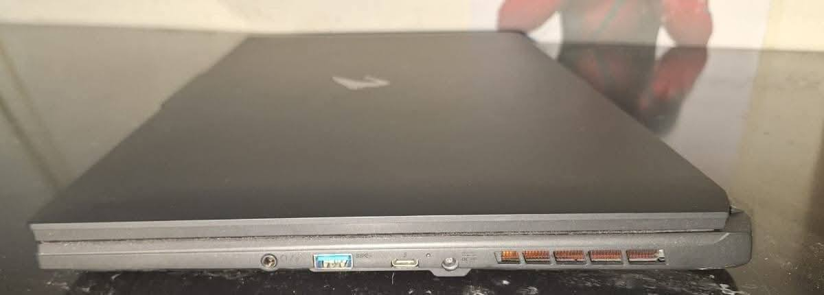 مستعمة نظافة 99٪ استعمال مو اكثر من اسبوع نظيفة فول شرط تجيني اذا مو فاناتها وفيشها مال شركة نظافتها فول كروة رجعتك علية شرط جايب فلوسها وياك مو لعب اطفال. 
عيبها الوحيد خدوش ما تنشاف بالعين ولا تتصور بالكاميرا ناعمة جدا بغلافها الخلفي او ال up cover. 
البراند aorus
الشاشة 17.3 360hz ips 72% ntsc 1080 1920
المعالج i7 12700h Turbo 4.7ghz
كرت الشاشة Rtx3070ti 130w (( فئة ti  اعلى من 3080 بالفيجرات اما بالأداء ينافسه)) 
الرام 16GB
الهارد 1gbssd
الكيبورد rgb ui كيبورد بلد من اجمل الوان الي تخلت بلابتوبات الكيبورد انجليزي
النظام Windows Home 11

رقمي *********** راسلني وتساب

السعر مليون ونصف والسعر قفل. عرضتها بهلكروب قبل شهرين ب مليون و ٨٠٠ وما كدرت ابيعها وهسة خفضته لل
1,500,000
