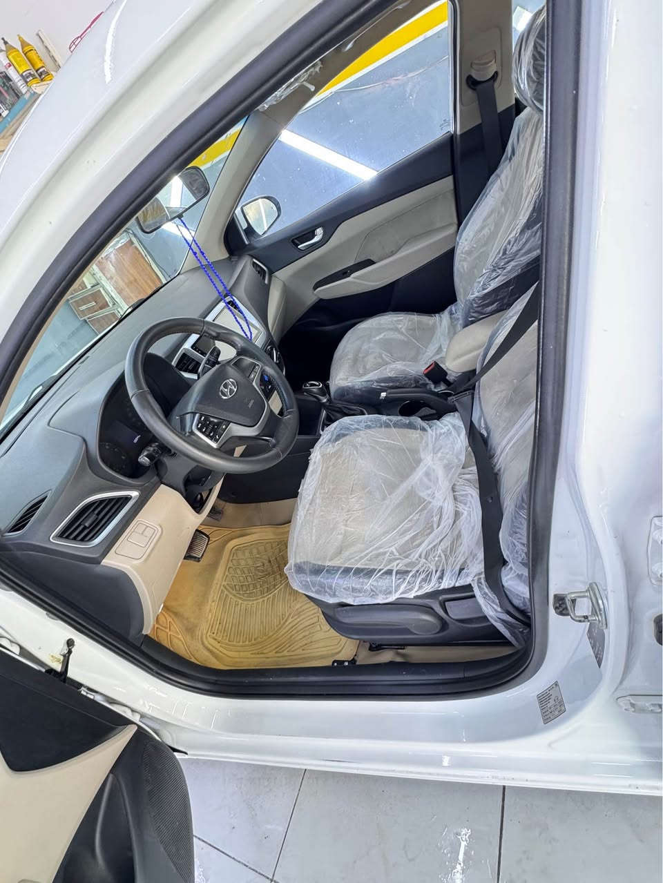 سلام عليكم اكسنت خليجي للبيع 
موديل 2020
ماشي 100الف
كلين من صبغ وتعديل بارد وحالوب فقط بيها رصعه بل جاملغ 
مواصفات سقف سلايت مرايا شفط خمسه ويل كروم 
شاشة جبير 
تحكم استيران 
داخل اصفر 
محرك 16مرغوب 
كير ومحرك بشرط 
بطاقه بانزين موجود 
سعر 135بي مجال شراي يخابر 
هاتف ☎️ ***********
عنوان كركوك كركوك, العراق
