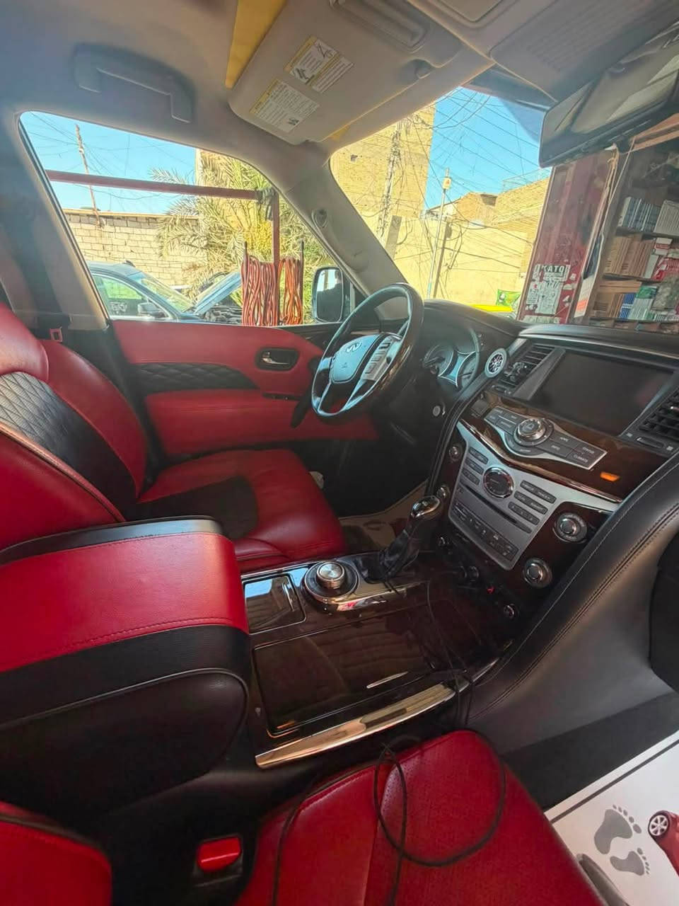 سلام عليكم انفنتي QX80 فقط قطعه صبغ الباب خلف الصدر الباقي كفاله السياره ماشيه 85 الف المكان بغداد رقم التلفون *********** السعر 280 $

