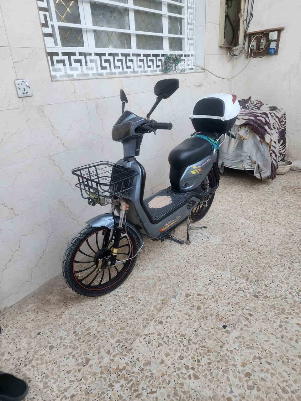 للبيع دراجة شحن
حجم 20
ملف 1000 
6بطاريات كبار شركة وينلي 
4 نمر 
نظام الرجوع 
بيه عراج بسيط بالويل الخلفي ممأثر 
مكان بغداد الزعفرانية ***********
