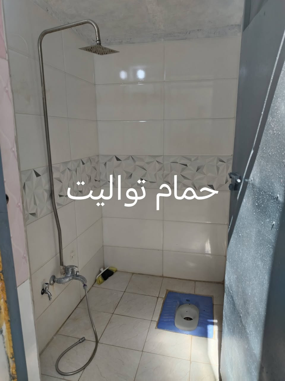 بيت ١٠٠ متر حي الرحمه قرب شارع عشرين شارع السفير الثالث بنيانه وضيف ومطبك بورسلين بيت نضيف ومستوه الشارع وماعيزه شي الشراي يتصل ***********
