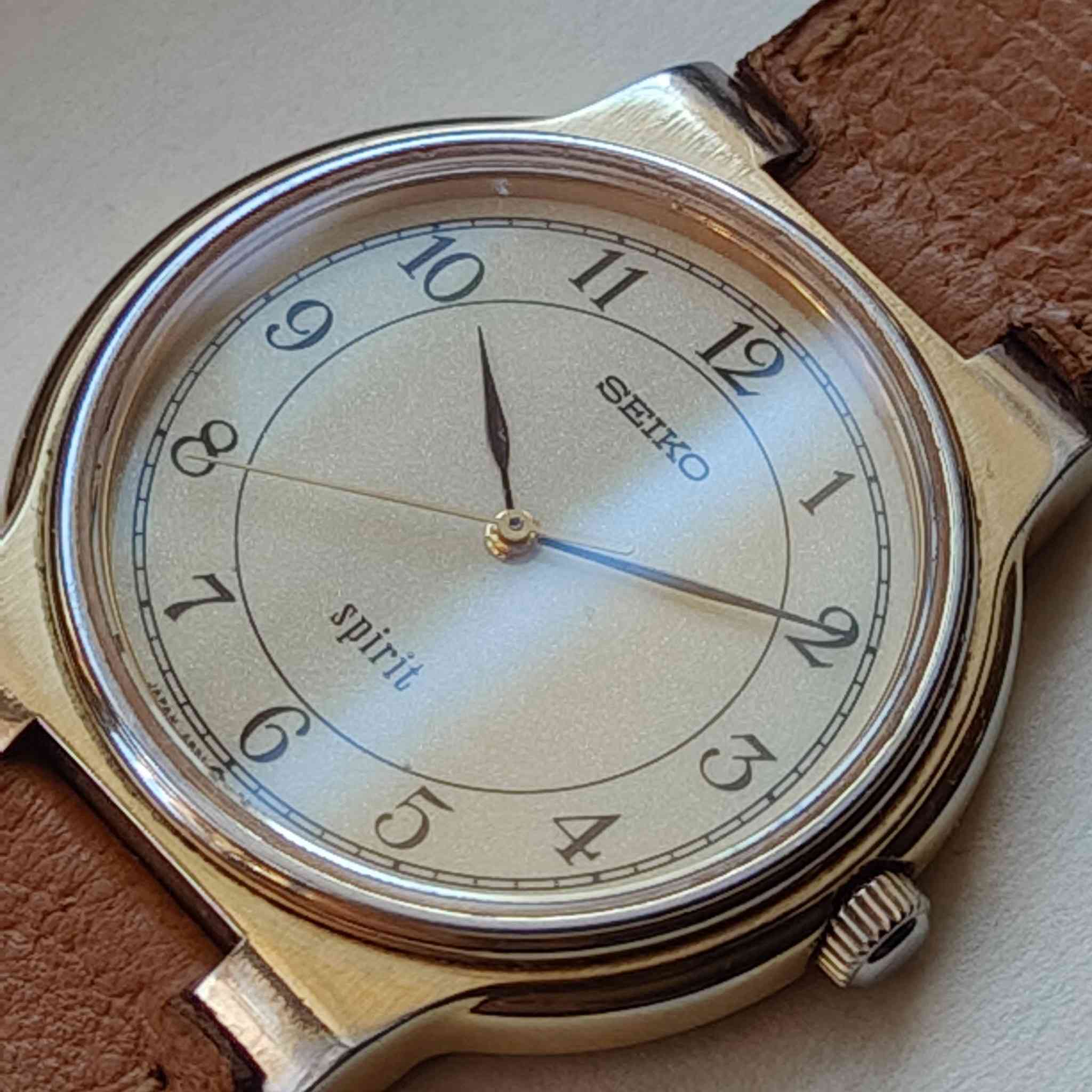 السلام عليكم ورحمة اللّٰه
سيكو سبيرت كوارتز بطارية . 
 ياباني إنتاج قديم .
المقاس 34 .
نظافة ممتازة جداً جداً .
سير جلد طبيعي أصلي .

السعر 75 ألف مع التوصيل .
ضمان سنة من تاريخ الشراء.


**إذا كنت صاحب هذا الإعلان وتريد حذفه لأي سبب، رجاءا أرسل رسالة إلى الدعم الفني**