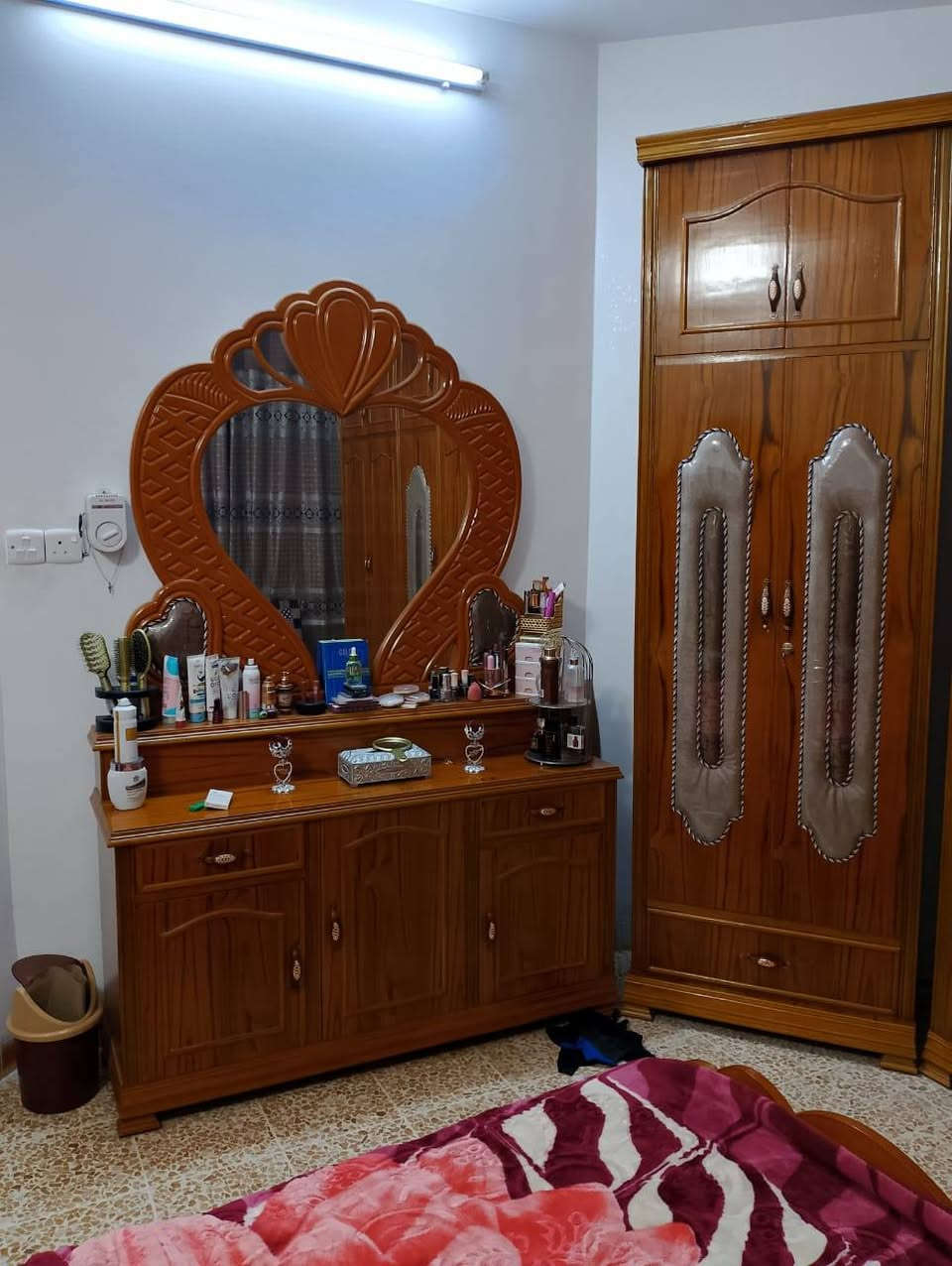 غرفة نوم جديدة خشب صاج نستخدمه خمسه أشهر السعر مليون ومية وخمسين وبيها مجال الاتصال عل الرقم ***********

