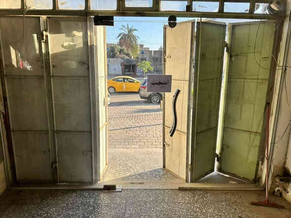 سلام عليكم شباب واجهة محل للبيع نضيفه جدآ المكان  بغداد الشعب حي سومر البنوك عرض 3.5     طول 2.6 أي استفسار الرقم *********** اتصل على صاحبها
