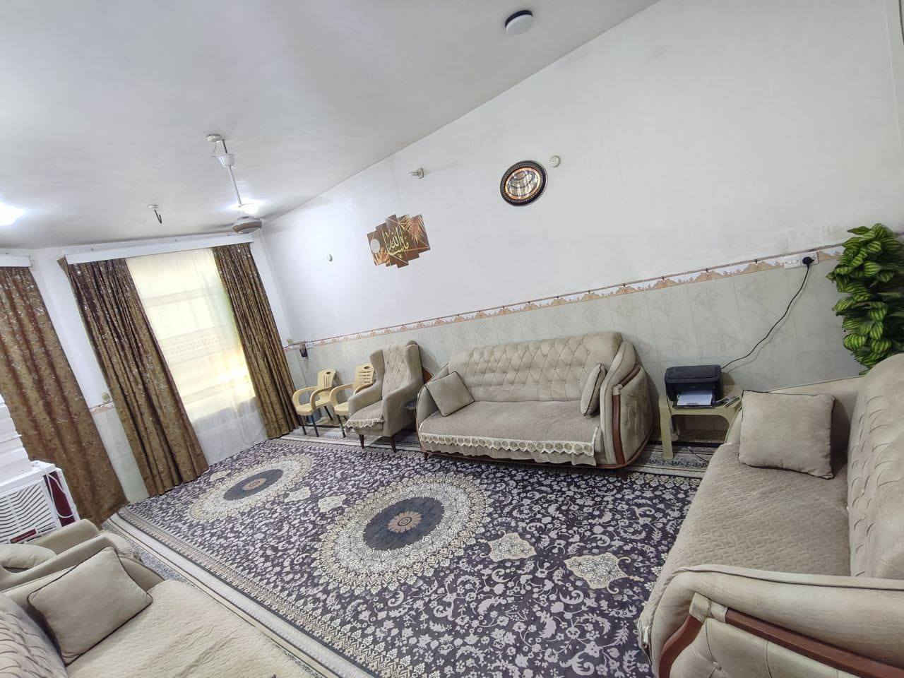 السلام عليكم دار للبيع 220 متر طابو صرف نزال 24 متر عرض 9 أمتار وربع بناء 2013 طابقين يحتوي على غرفتين بالطابق الأول عرض 4في 5 وصاله 4في7 وصحيات داخليه وخارجيه ومطبخ 4 في5 والطابق الثاني يحتوي على سويت كامل الطابق الأول كاشي ولثاني بورسلين يبعد عن الشارع العام 250 متر تقريبا" السعر 235 مليون المكان حله حي العسكري شارع 80 قرب مدرسة الرحمان فرع أسواق باب الحوائج وهذا رقمي *********** علما" البيت ملكنه
