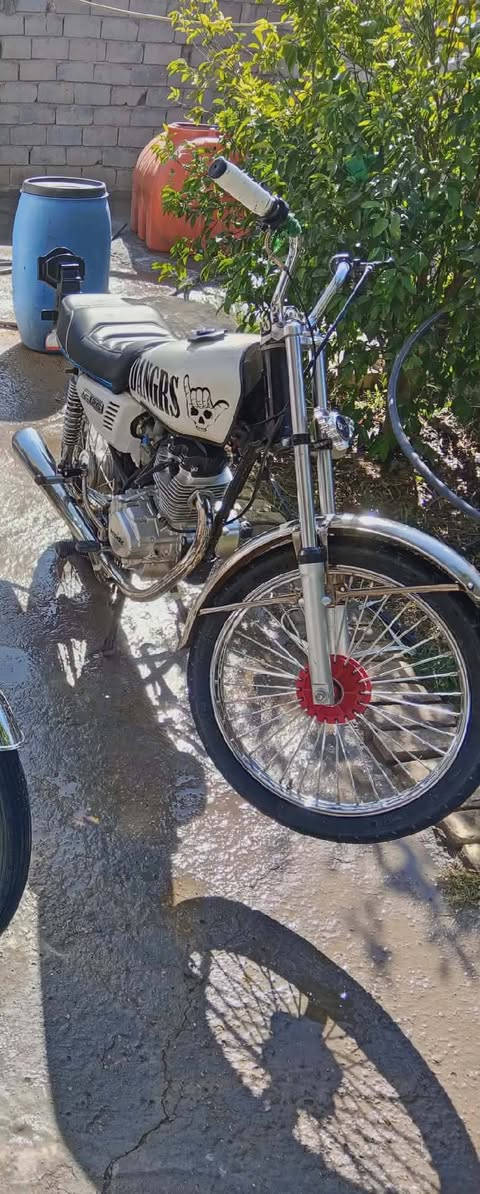 سلام عليكم انتنس للبيع مكفوله اوراق شاصي23ارشا ولباقي 25 دراجة شلعه ونشاطه ومعدل فول تجي تفحص بيدك وتاخذ سعر700وبيه مجال 
مكاني ابو غراق  ***********
