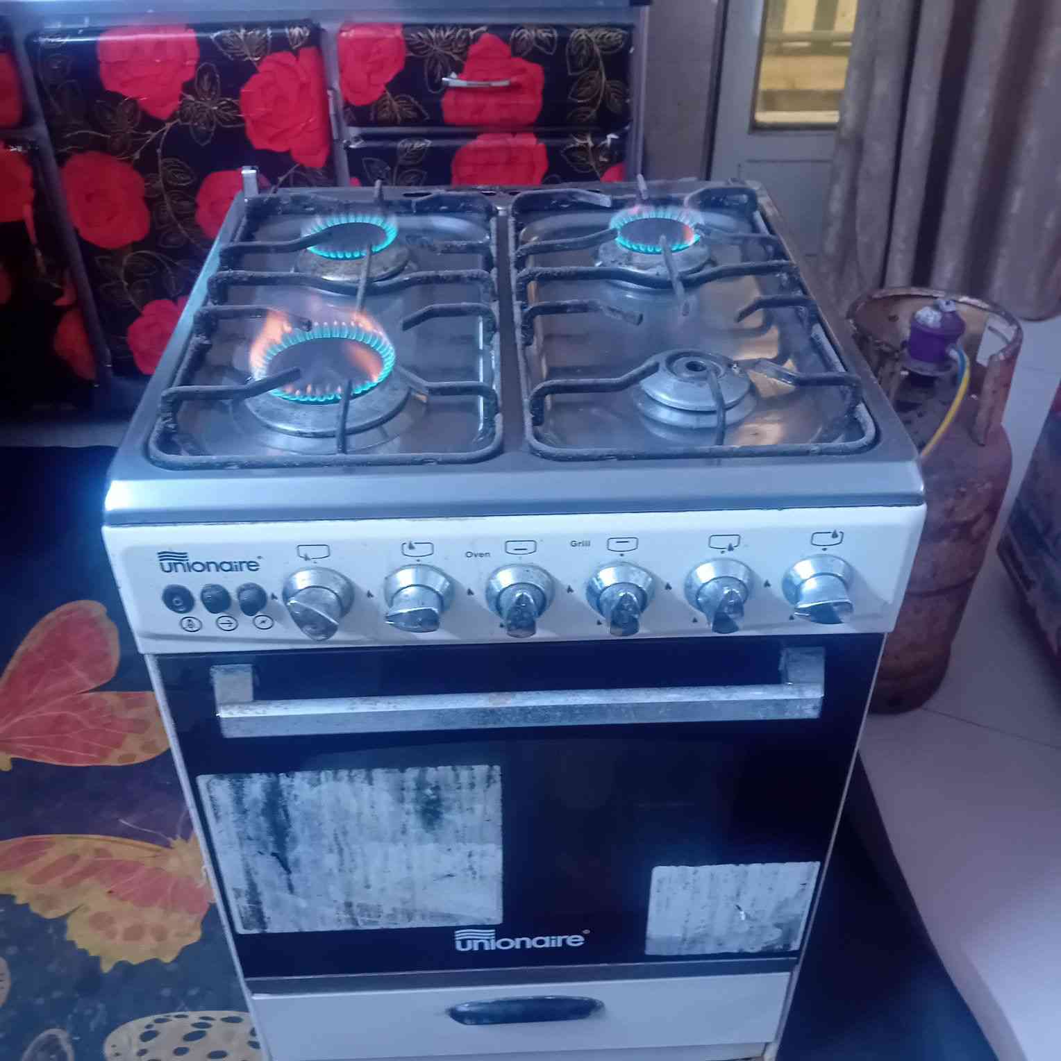 طباخ مصري نضيف جدا  نقص بس عين الصغيره  السعر ١٠٠  مكان حي الجهاد  مكلف بالنشر الاتصال عالرقم    ***********
