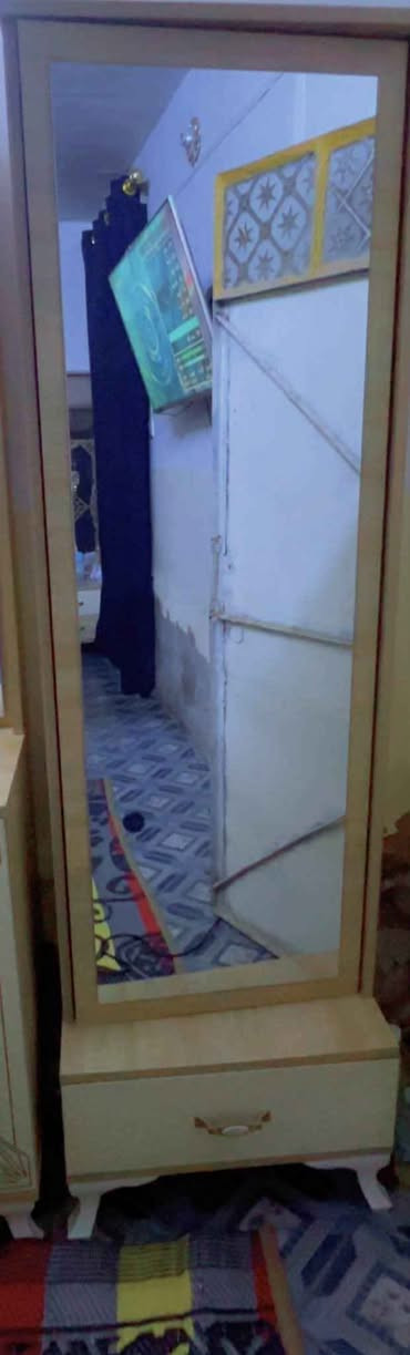 للبيع غرفة نوم تركية أصلية
نظيفة كلش وضخمة، استعمال خفيف جدًا وحالتها ممتازة.

🔹 المواصفات:
 • صبغ حراري
 • اللون أبيض مطعّم بخيط ذهبي (شكل راقي وفخم)
 • تصميم أنيق وموديل حديث

🔹 تتكوّن من:
 • كنتور
 • شازلون
 • سرير طابوريه
 • جوانب سرير
 • ميز مراية
 • مراية قيافة

🔹 ملاحظة:
جوة جامة الكنتور فطر بسيط جدًا وما يبيّن، وما يأثر على الاستخدام نهائيًا.

📍 العنوان: بغداد – مدينة الصدر
💰 السعر: 1,300,000 دينار

📩 للجادين فقط، مراسلة خاص للصور أو المعاينة
(غرفة فخمة وفرصة حلوة بهالسعر لا تفوتوها ابد) بغداد, العراق


**إذا كنت صاحب هذا الإعلان وتريد حذفه لأي سبب، رجاءا أرسل رسالة إلى الدعم الفني**