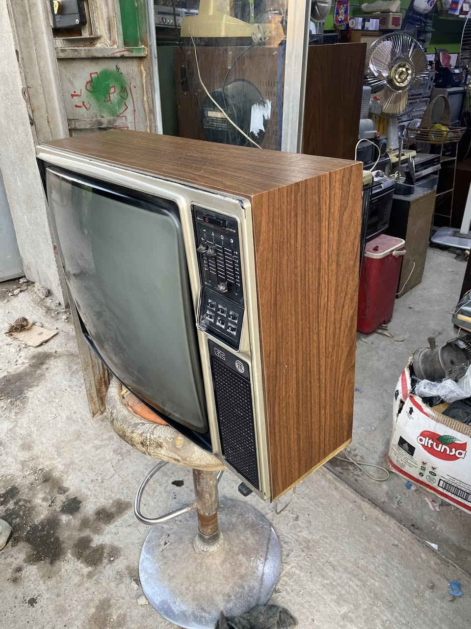 تلفزيوناتنا خشب قديمة للبيع ***********
