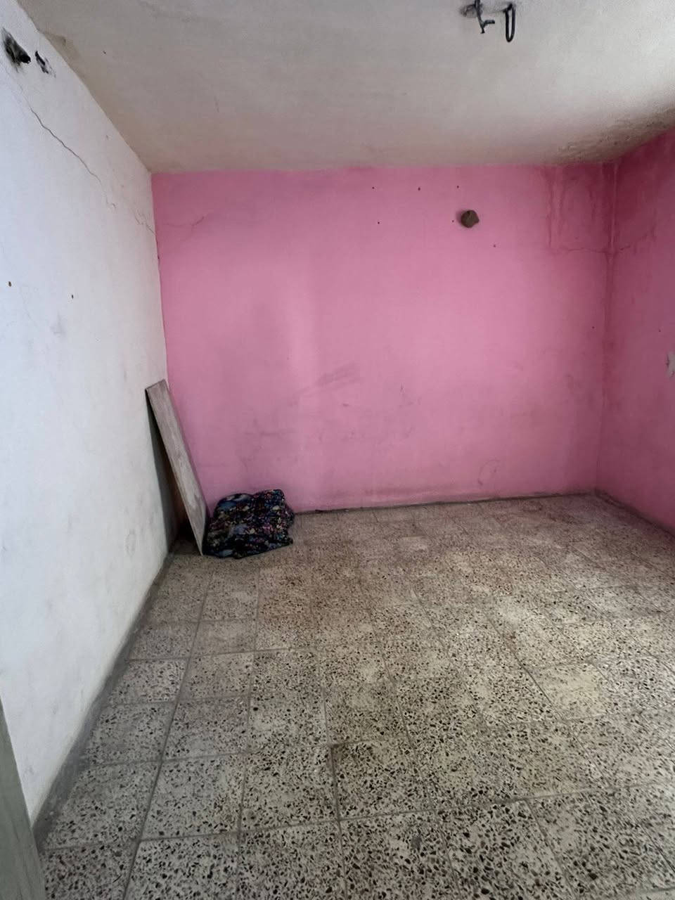 سلام عليكم بيت لايجار شارع الكهرباء غرفتين نوم واستقبال ومطبخ وخدمات قرب مدرسه الامه *********** خالد ابو نمر
