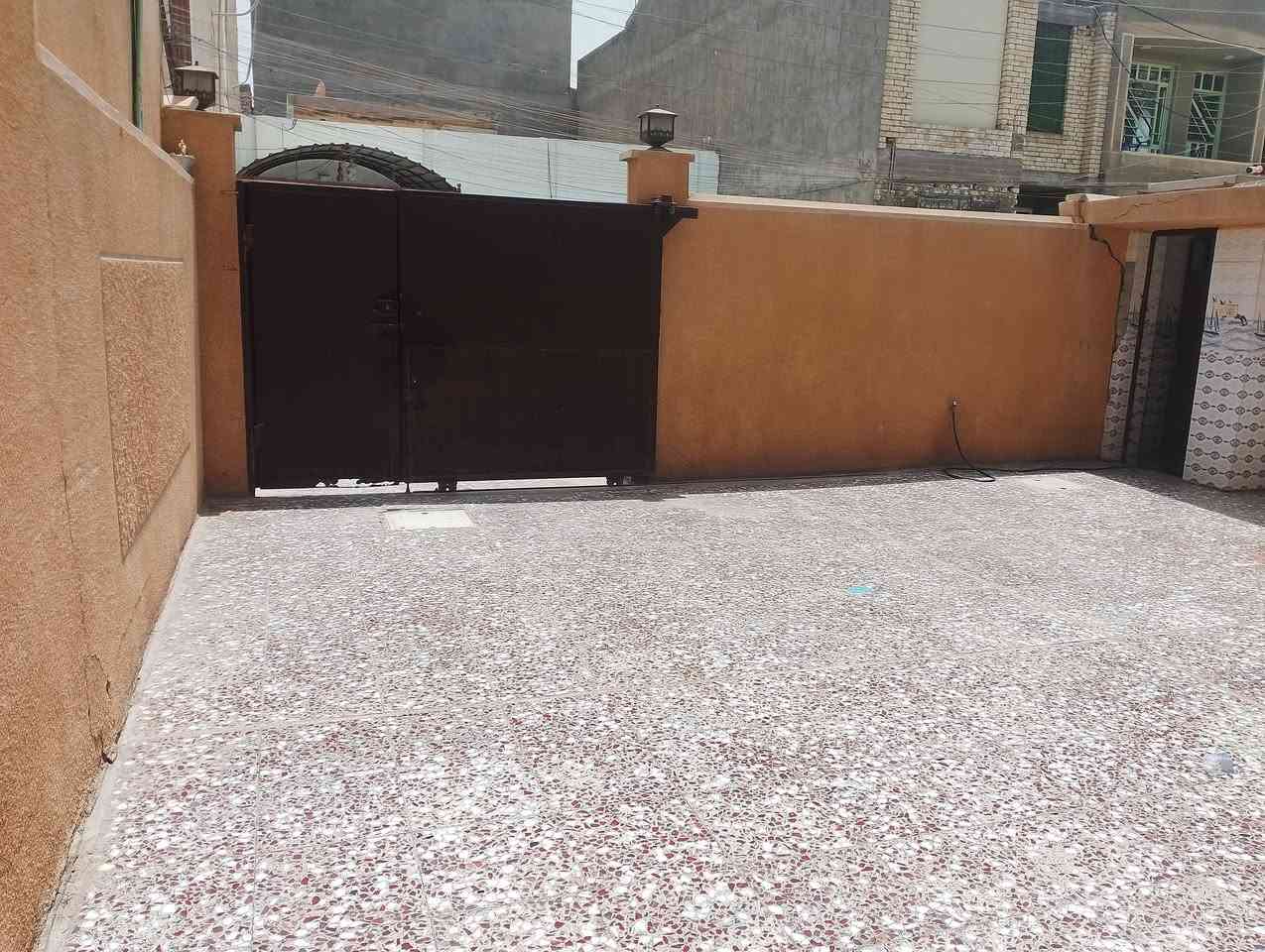 مستعجل على بيعيته طابو صرف
بيت للبيع – مساحة 200

🔹 المساحة: 200 متر

🔹 النزال:20 متر

🔹 الواجهة: 10متر

🔹 البيت نسبة نضافه 90% صب كونكريت

تفاصيل الطابق الأرضي:

استقبال ديوانية كبيرة جدا 

مع غرفة .مع استقبال وخدمات صحية وخارجية بلطارمة..الطارمة مساحة كبيرة تصلح مشتمل صغير 

تفاصيل الطابق الثاني:

4غرف نوم مع خدمات صحية..العنوان الامين الثانية قرب مدرسة الفارس مربع المسيح ..
للاستفسار ***********وقت الاتصال من الساعه التاسعه صباحا الى الساعه العاشرة مساء
