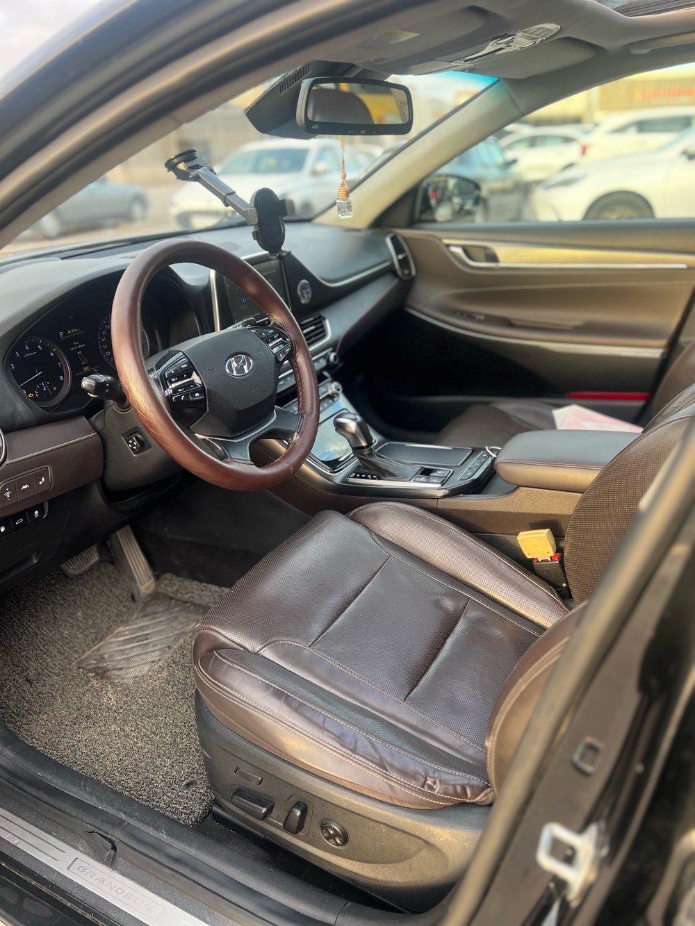 سلام عليكم . للبيع سياره ازيره مِـטּ نوع گرانجر فول مواصفات موديل 2017، شرط التحويل والغرامات … مواصفات السياره . 1- حساسات خلفي ، أمامي 2- كامرات عدد 6 3- تدفئات بل كشانه الاماميه والخلفيه 4- كشنات كهرباء 3 وضعيات 5- تخم تايرات جدد 6- المراه الجانبيه تنفتح وتنسد عند تفتيح السياره 7- سقف بونراما للأخير 8- دبل اشاره 6 9- ويل بلادي 10- تبريد وتدفئه 6 منافذ . . ملاحظه : السياره مكفوله مِـטּ الدعاميه للدعاميه وترهم مراوس حسب القناعه. ماشيه 20km