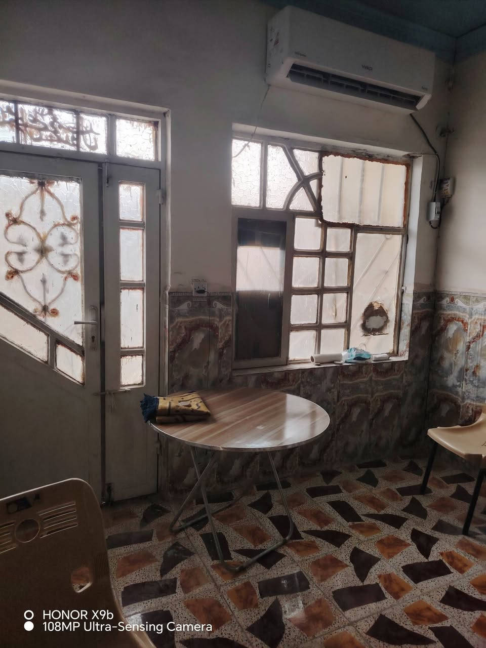 بيت ٥٠م طابقين يتكون من :
طابق الأول /صاله ومطبخ وصحيات داخليه وخارجيه مع طارمه
الطابق الثاني /غرفتين نوم وسطح ..طابو زراعي سند ٢٥ إقرار محكمه من المالك مباشرة .
موقع ممتاز / بدايه المنطقه خلف شارع التجاري مباشرتآ..يبعد ٦٠متر عن شارع تجاري وخط باب الحسين كوسترات ..
حي الأمين شارع الحر خلف مجمع همسه للإلكترونيات مباشرتآ ..سعر ٦٥مليون بي مجال  للتفاوض للاستفسار مكتب الأوس للعقار ابو سجاد*********** ابو وائل ***********
