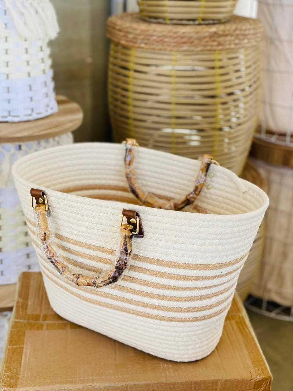 جنطه بوهيمي حجم كبير 
باقي لاغراض بتعليقات توصيل متوفر جميع المحافضات


**إذا كنت صاحب هذا الإعلان وتريد حذفه لأي سبب، رجاءا أرسل رسالة إلى الدعم الفني**