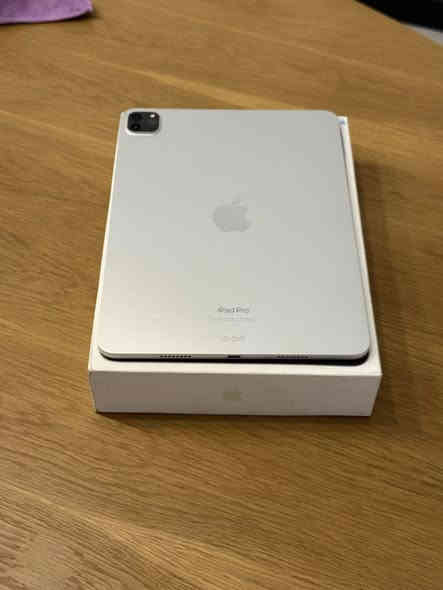 السلام عليكم 
ايباد للبيع
Ipad pro 11-inch 4th 
( 11 بوصة الجيل الرابع )
السعة 128 غ.ب. 
مستخدم - نظيف جدا 
بدون خدوش او كدمات نظافة 100‎%‎ 
عمر البطارية 97‎%‎ كما موضح بالصور 
ملحقات شاحنه مع كيبل فقط مع كارتون
مع حافظات عدد 2 وحده ساده و الثانيه تكون كيبورد ماوس تاج وقلم مثل ما موضح بالصور 

السعر 825 الف دينار عراقي قفل  يباع كامل المحتويات 
علما ان سعر الكفر يبورد وحده ب125الف دينار و والقلم ب35 الف دينار 
مكان بغداد الكرخ  / تواصل واتساب او الاتصال بوقت النهار 

***********
