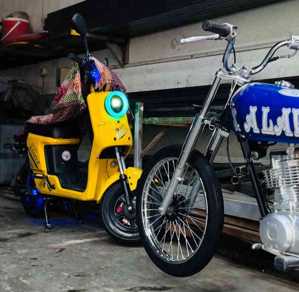 سلام عليكم 
دراجه R9 للبيع مديل 2026 شركه  رينكس  صارله شهر  ممشا قليل 
عندي اشتريته من المجمع الياباني موجوده المكاتبه الدراجه مواصفات 
لايت عالي ناصي 
أشاره يمنه يسره 
5 بطاريات 🔋 
شاشه شغال 
بريك الخلفي والأمامي 
بلوتوث 
ستاند موبايل بيه منفذ  شحن 
السله موجوده ومري جانبيات
شاحنات 2
شلعه فول 
اسويج 2 
بصمه 2
كارت 2 
ـــــــــــــٌـــ
 
الدراجه جديده مكاني نجف 
سعر500
***********
