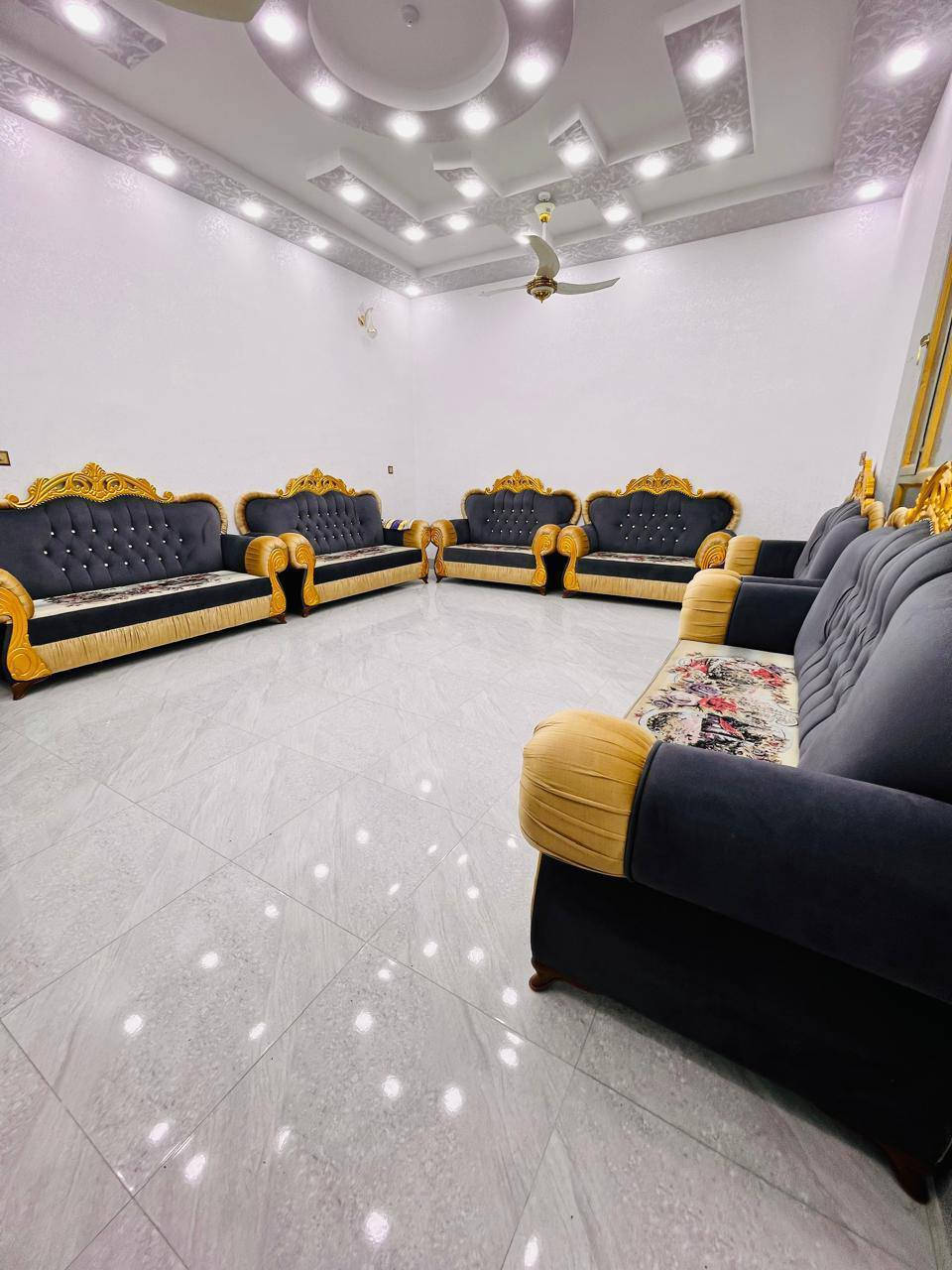 مكلف بالنشر دار للبيع لزمه داخل مرتسم ومرقم الخالديه حي الشهداء قرب جامع حجي براهيم مساحه ٣٢٥ مكون من غرفتين وصاله واستقبال حمام داخلي ومطبخ حار بارد كراج وحديقه صغيره صحيات خارجيه 
السعر ١٢٠ وبي مجال للاستفسار الاتصال على /***********
