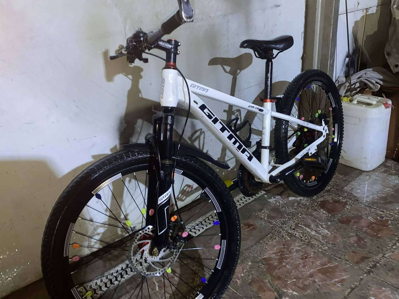 سلام عليكم بايسكل للبيع حجم 24 الكير عاطل والبريك واحد منهن عاطل السعر 65 وبي مجال  مكاني بغداد شهداء البياع الاتصال *********** او مراوس بناتي
