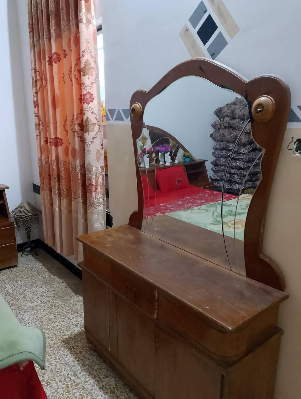 غرف اخشب لبيع السعر 250وبيه مجال شي قليل  ***********
