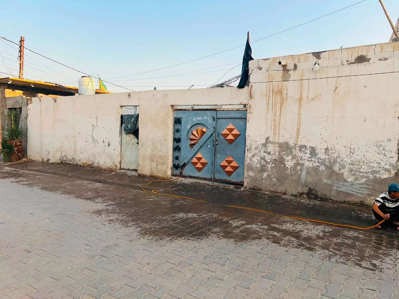 دار للبيع مساحه 240
اربع غرف  مطبخ صاله استقبال 
الرضويه قرب جامع الزهراء 
الاستفسار /***********
