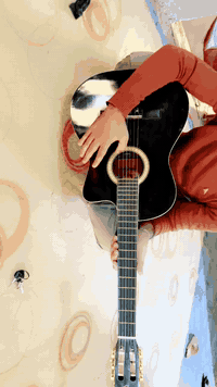 كيتار كلاسك اصلي كامل هوه وجنطته مكاني المحموديه سعره ١٢٥  واليحب يتصل ***********
