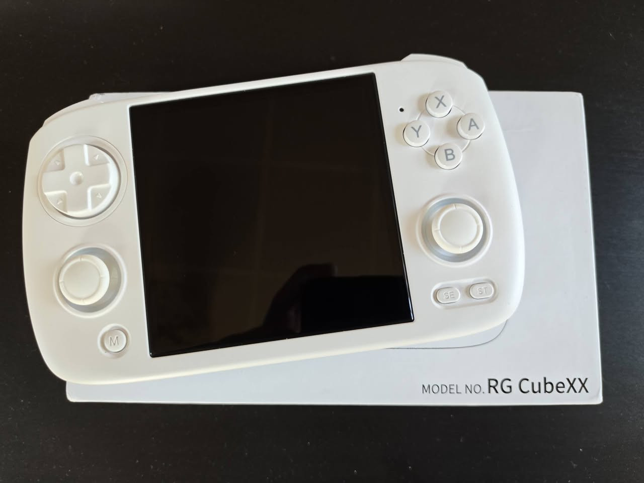 Anbernic RG Cubexx 

الجهاز جديد زيرو، بس طلعته من الكارتونة علمود التجهيز وتنصيب الألعاب.
 
واكو فديو بالمنشور للي يحب يشوف المراجعة مالته 

من بين كل الأجهزة الاقتصادية، هذا يعتبر التوب والنبر وان وبلا منافس:

✅ ​أكبر بطارية: ٣٨٠٠ (تنسى الشحن وتطول وياك بجلسات اللعب الطويلة).
✅ ​أقوى شاشة: دقة ٧٢٠ ٧٢٠ (وضوح عالي وألوان كلش مشبعة).
✅ ​أفضل حجم شاشة: ٤ إنج (حجم مثالي ومريح جداً بالإيد ومو متعب للعين).
✅ ​أبعاد الشاشة: ١:١، وهذي هي الأبعاد الذهبية والمثالية لألعاب الريترو (القديمة) مثل الـ GameBoy والـ GameBoy Advance، لأن تعرضلك اللعبة بدقتها الأصلية وبدون أي تمطيط بالصورة.

مع كامل الملحقات وكيبل تايبسي 
رام 64 گيگا وبي منفذ رام ثاني. 
واي فاي بلوتوث

السعر ٩٥ الف
واكو توصيل


**إذا كنت صاحب هذا الإعلان وتريد حذفه لأي سبب، رجاءا أرسل رسالة إلى الدعم الفني**