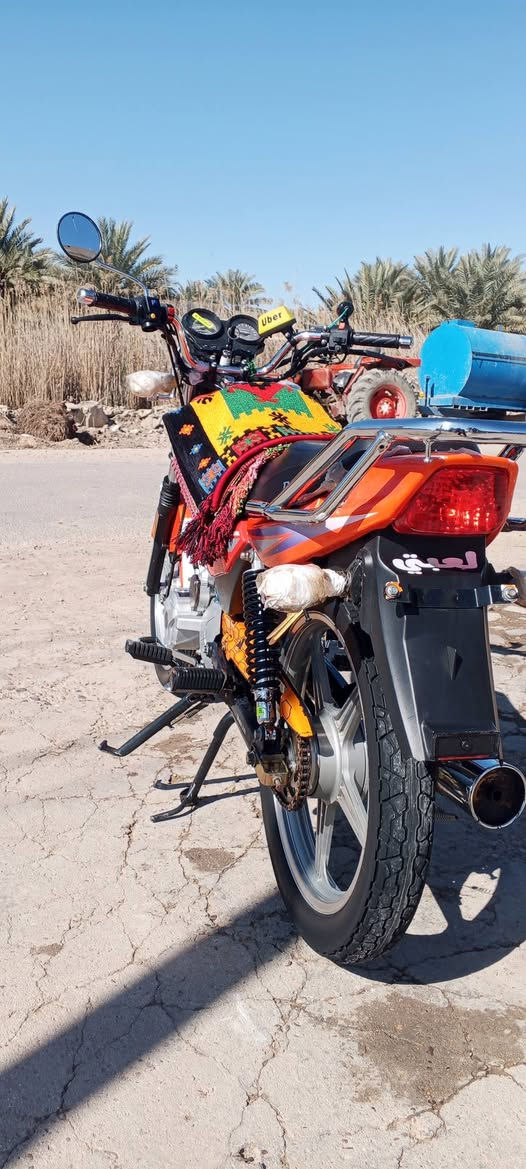 سلام عليكم دراجه للبيع ديون عضيم الون مالته لاصلي برتقالي اللبيع وراق سكنر موديل 23 دراجه نضيف شراي تصل ولا ما شراي عليك العبسا طلع من المنشر ***********☝🏼🫰🏻
