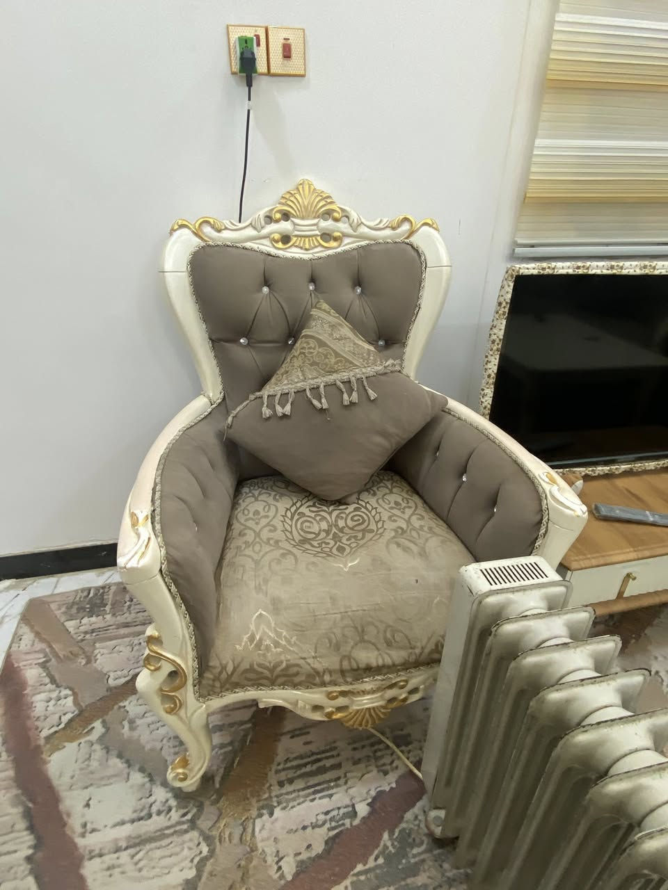 تخم قنفتين واربع كرااسي وطبلات وميز سيت كامل نضيف وفخم للتواصل ***********
