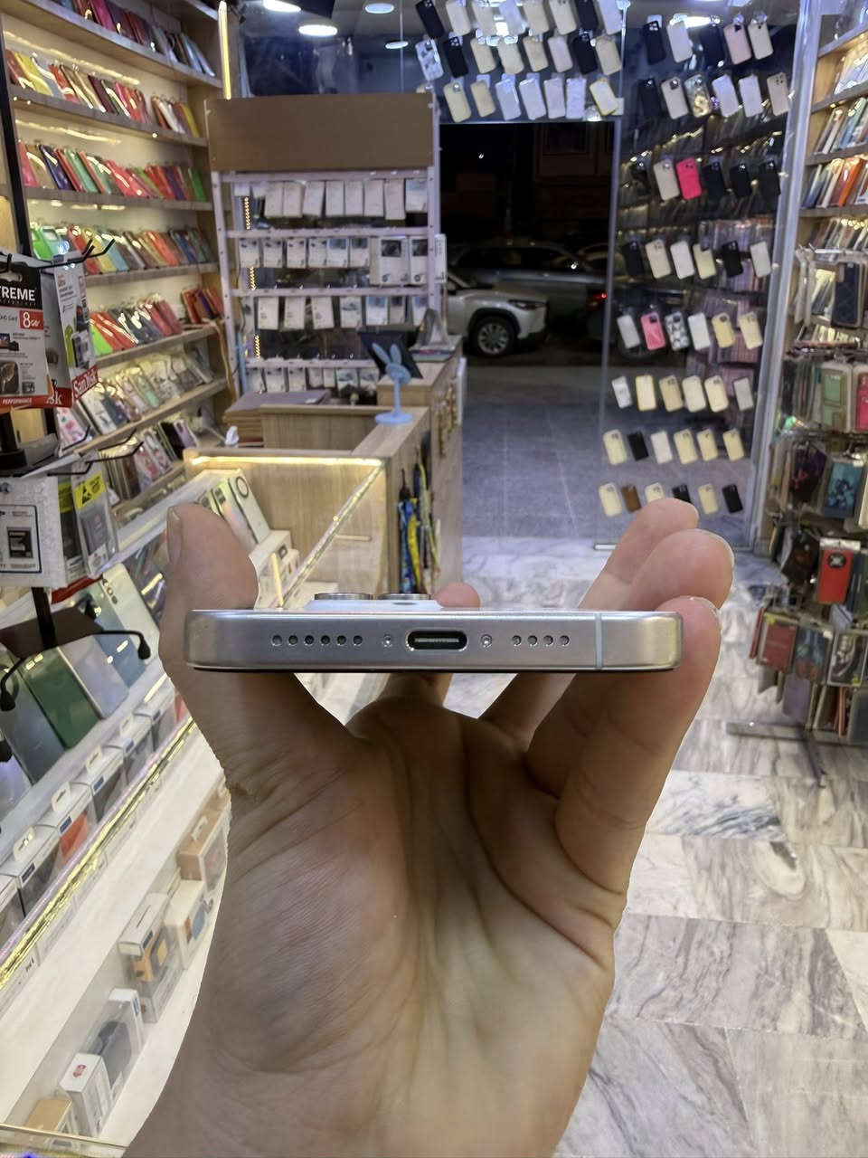 ايفون 15 برو ماكس 256 شريحة الكترونية يعني جهاز بدون سيمكارت فقط الكتروني الجهاز باكيت كيبل كامل ملحقاتة لوك الوك جديد كلش بطارية 89 شخط واحد مابيه شاشة وشاصي نضافة 100‎%‎ بيع مكاني بغداد السيدية الشارع التجاري 
السعر 925 الف وبيه مجال شي بسيط حك الجية 
اتصال على الرقم ***********
تفاصيل وصور كلشي موجود بس الشراي يتصل فدوه لكلبكم والله يرزق الجميع تحياتي❤️
