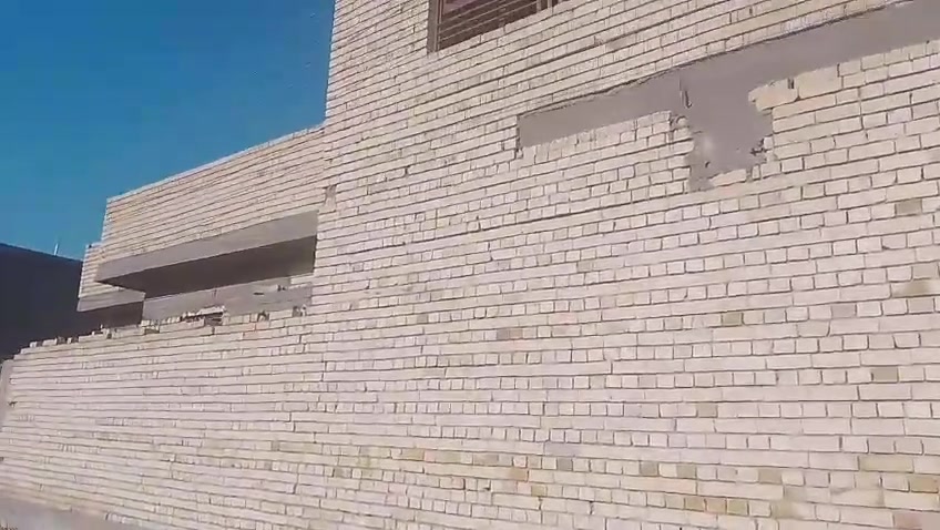 السلام عليكم عدنا عرض جديد دار ١٠٠م مربع على شارعين قريبه المدارس بغداد جسرديالى الجديد الكرغوليه نهاية شارع الملح سند ٢٥.اقرار محكمه البناء متكامل عدا البياض والكاشي الارضيه رفت والبناء طابوق متوفر ماء وكهرباء وطنيه وسحب ونت تفاصيل اكثر الاتصال على الرقم ***********بيه واتس
