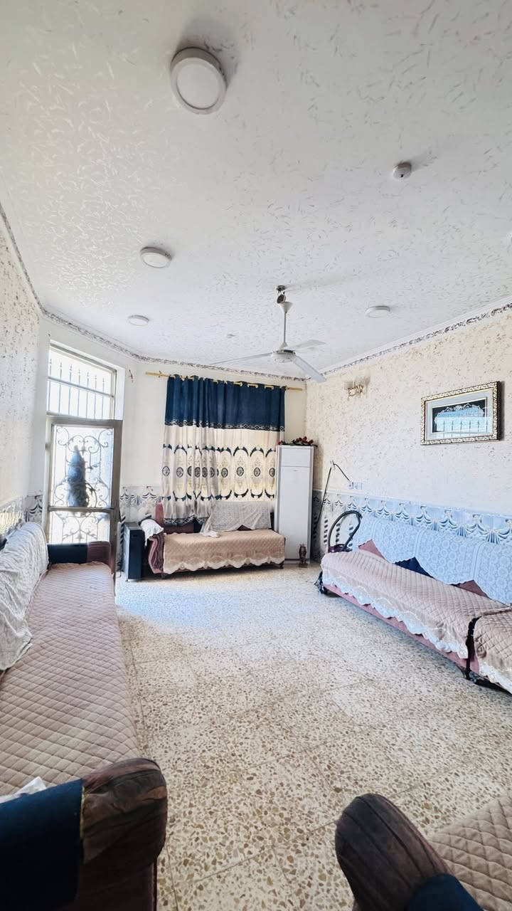 السلام عليكم  بيت طابو صرف مساحه200m طابقين فول خدمات وشارع بيه مجاري وتبليط ديشتغلون بيه 
مكانه ورديه سيف سعد نهايه شارع المركز اوطريق  ثاني قريب شارع ٣٠
السعر ٢٢٥ ومجال بسيط تواصل خاص او ع الرقم
***********
***********
