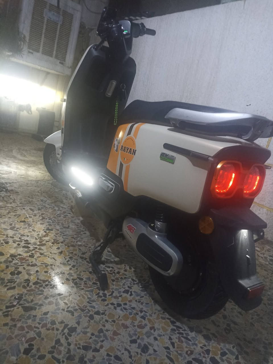 سلام عليكم دراجه ريان الشحن 2024 للبيع 6 بطاريات دبل ملف 2000 سرعه 60km و الحقيقي 80km نضيفه جدأً استعمال 8 اشهر اضويه بريكات كلشي شغال و نضيف و كاملات السعر: 900 الف و بيها مجال إشارات عالي ناصي
عنواني : بغداد كريعات 
رقم:***********
