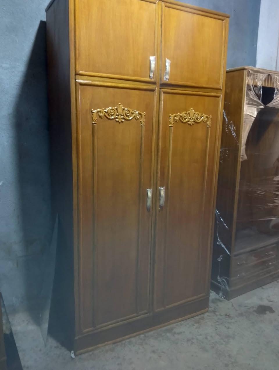 السلام عليكم كناتير 2باب طابقين نجاره عدد 2 العنوان حله شارع ابو القاسم الرقم *********** واتس
