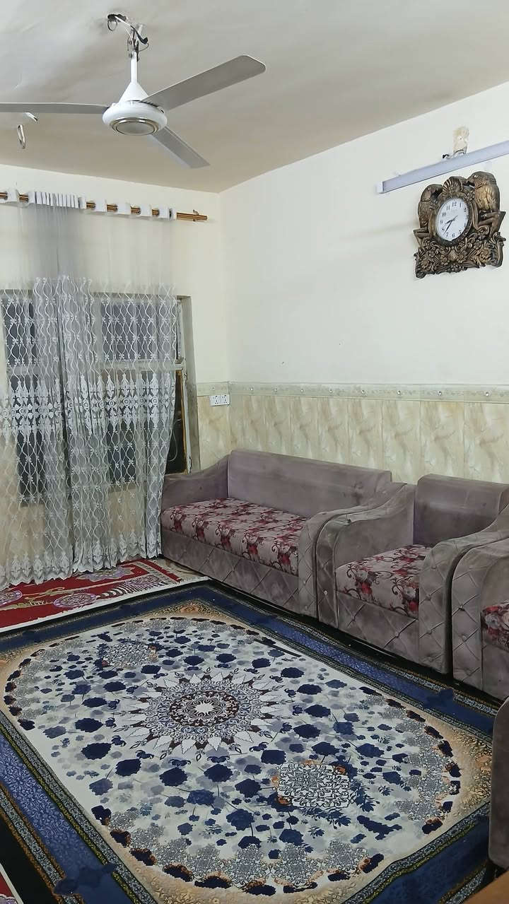 بيت 🏠 للبيع 
 العنوان: بغداد - الحسينية - الجريخي - شارع عشرين.
📍 المعلم القريب: مقابل مدرسة الإبداع التربوي مباشرة.
​📐 المواصفات:
​المساحة: 100 متر  _طابقين _اربع مراحل _مدخلين_استقبال _صاله _ مطبخ_ غرف عدد3_ صحيات عدد2
​الموقع: موقع استراتيجي على شارع 20
السعر:100 وبي مجال
​📞 للمزيد من التفاصيل أو للاستفسار، يرجى الاتصال بنا على الرقم:
***********
