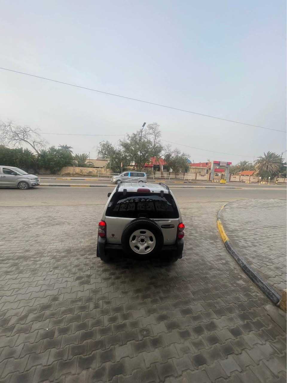 ‏سلام عليكم جيب ليبرتي 2007 سيارة كفالة من الصبغ ما عدا مكان قليل خياس وعمر بهاجاملغ وباب بدلات نفس اللون السيارة ماش 170 متأكد السيارةكير محرك بلادي تخم تاير كلا جديد دوش مع أرضية دوش كشنات ما ناقصها أي شي جاهزة مجهزة رقم بصره مميز تحويل ثاني يوم السعر 88 رقم الهاتف *********** العنوان بصره معقل علما السيارة أحلى من الصورة وتاييك وين ما تريد ￼￼￼￼ البصرة, العراق
